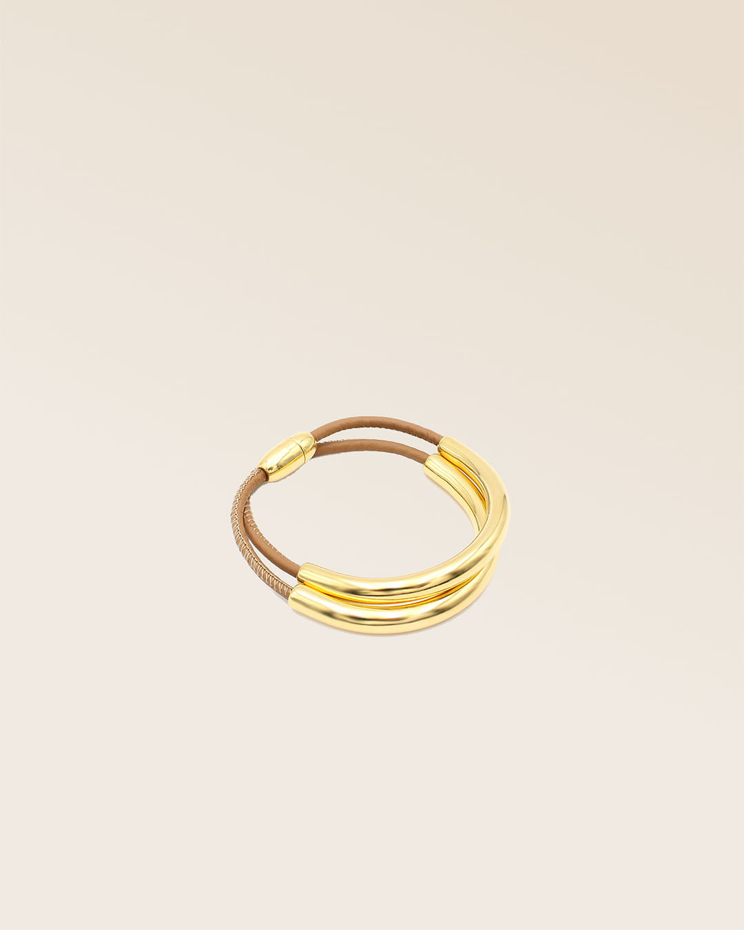 Notre bracelet Velvet en cuir d'agneau camel vu de quart en studio.