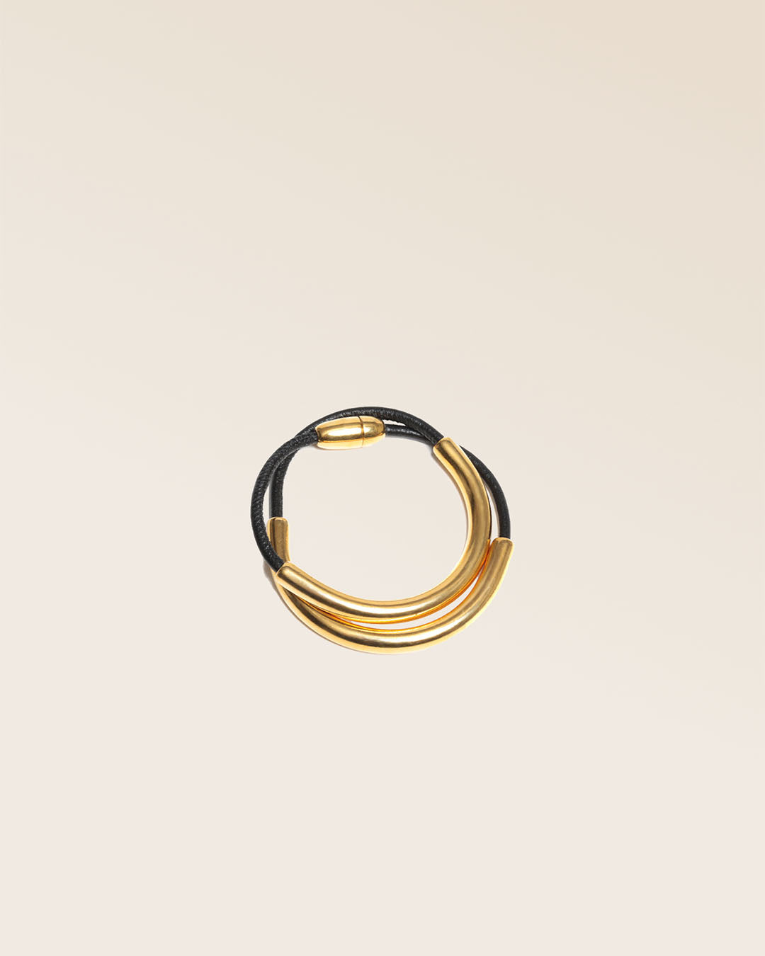 Notre bracelet Velvet en cuir d'agneau noir vu de quart en studio.