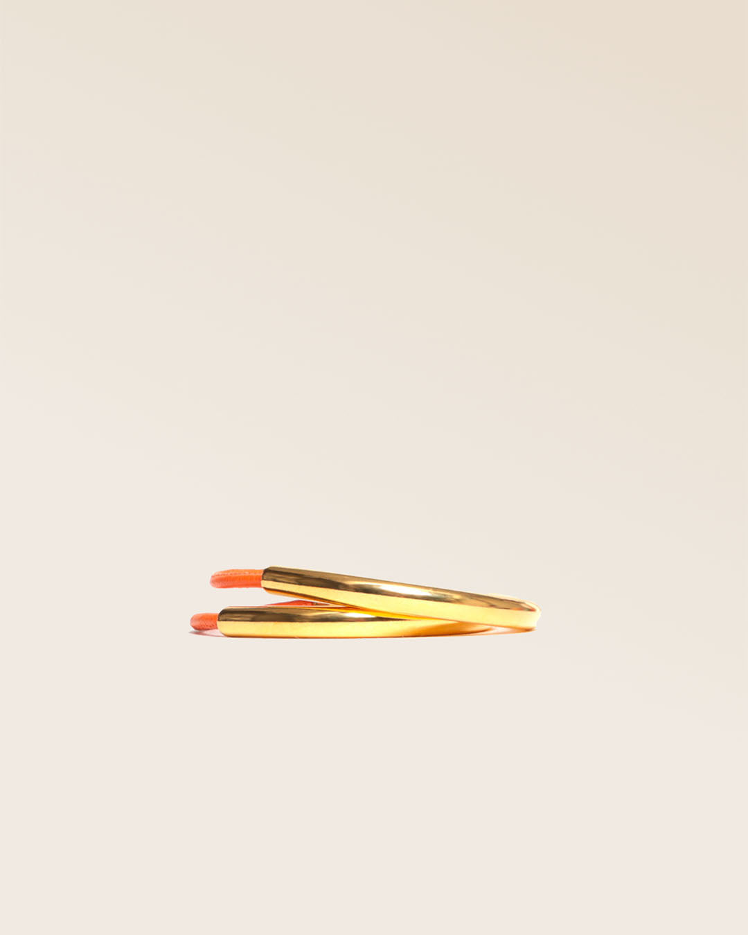 Notre bracelet Velvet en cuir d'agneau orange vu de face en studio.