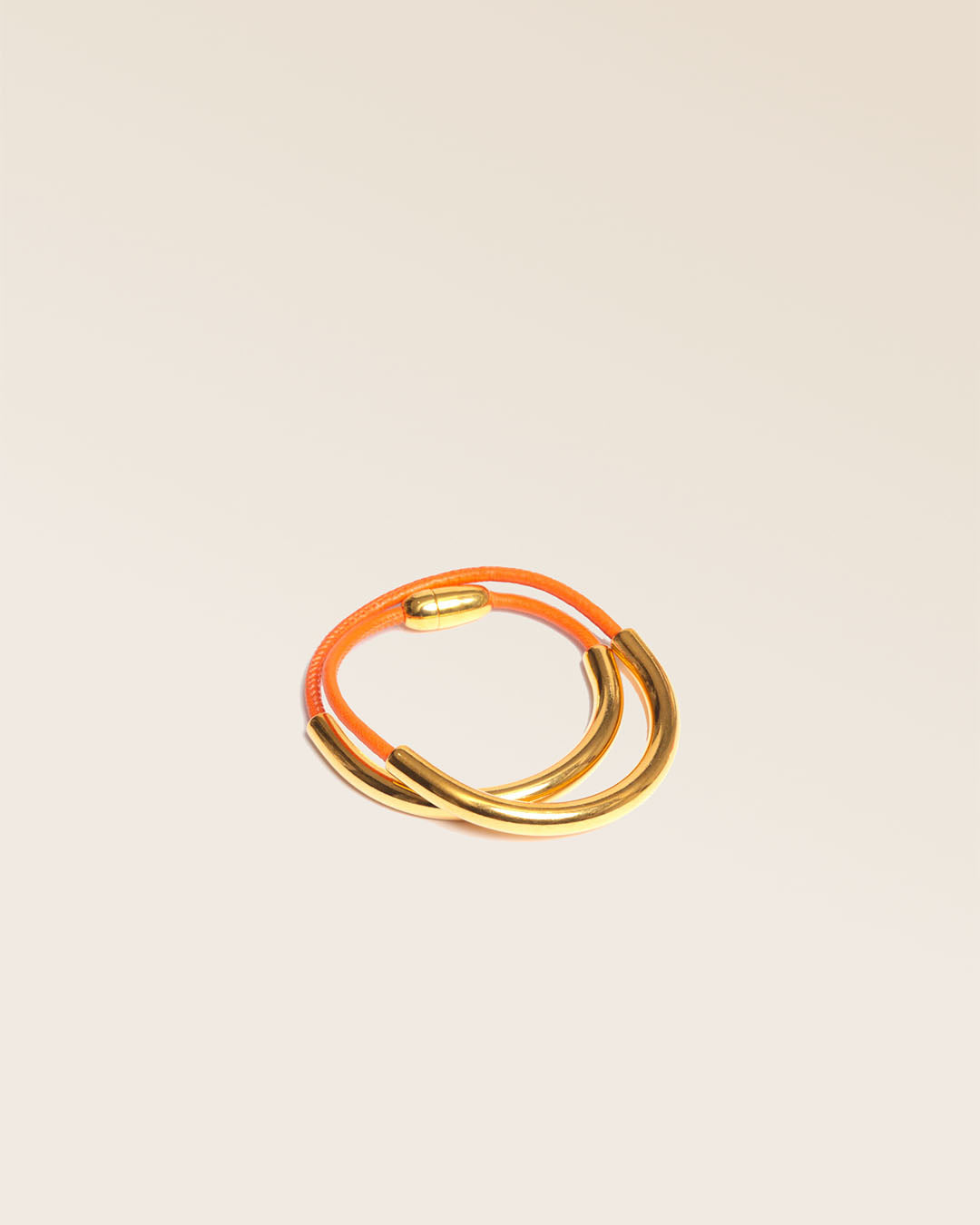 Notre bracelet Velvet en cuir d'agneau orange vu de quart en studio.