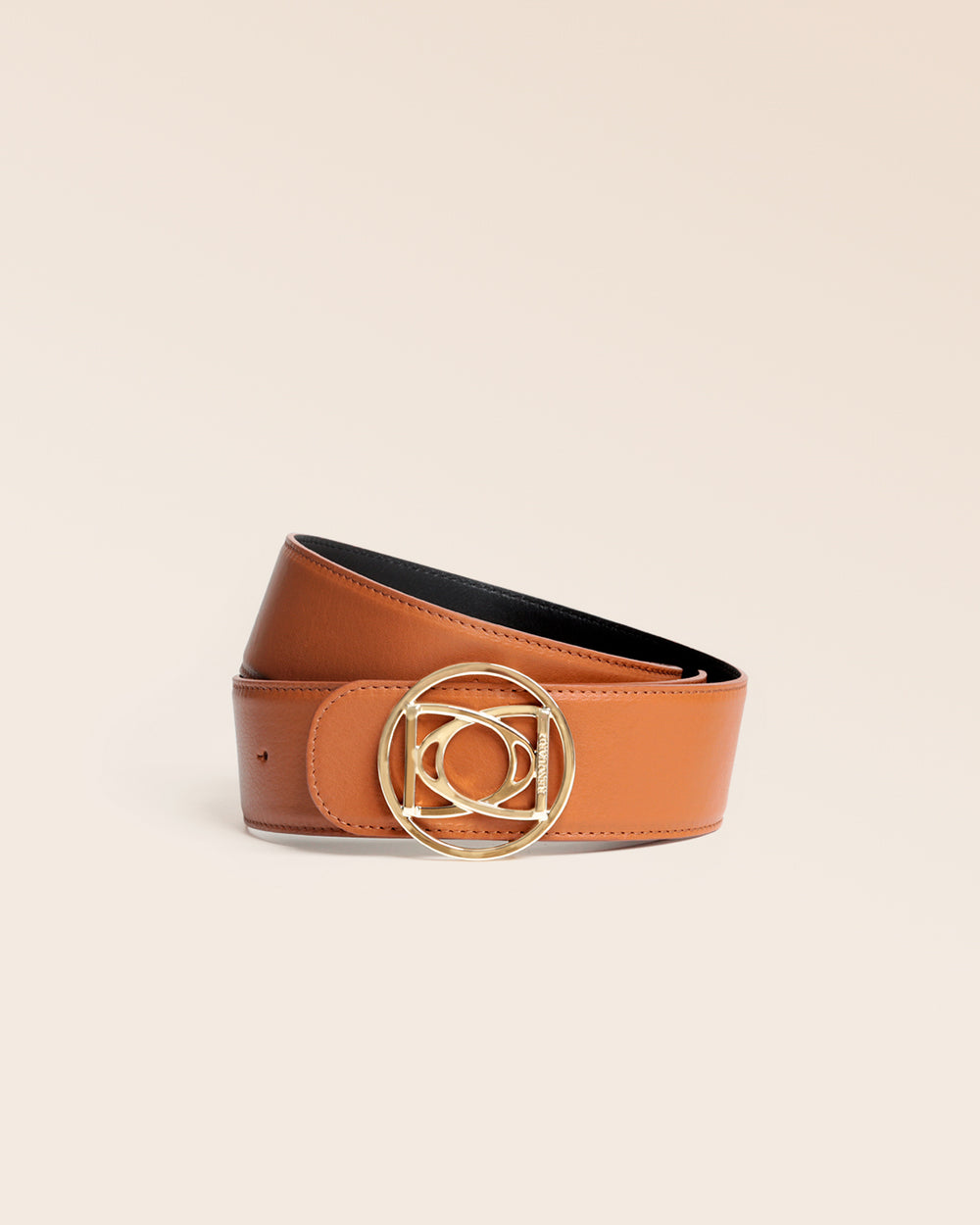 Notre ceinture Alezan réversible en cuir vintage camel et cuir lisse noir vue de face côté camel en studio.