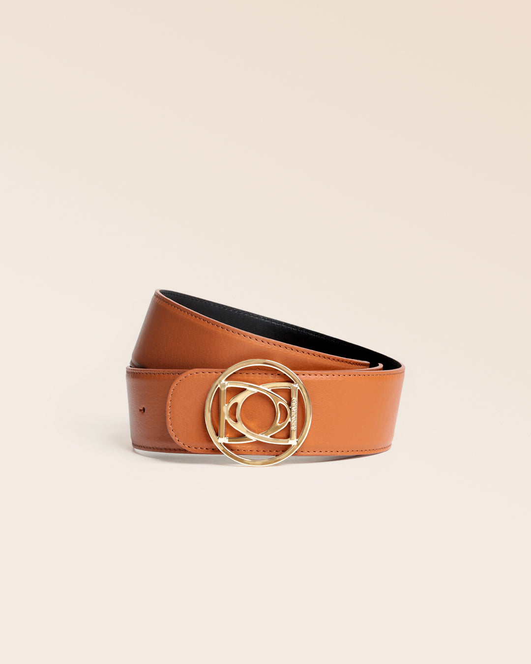 Notre ceinture Alezan réversible en cuir vintage camel et cuir lisse noir vue de face côté camel en studio.