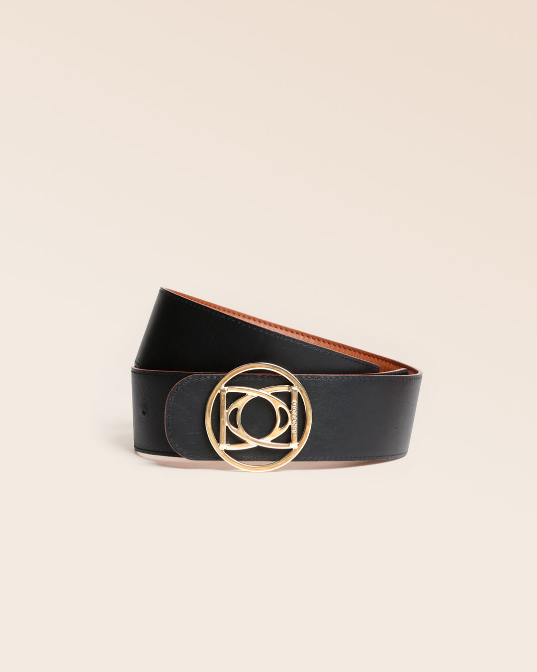 Notre ceinture Alezan réversible en cuir vintage camel et cuir lisse noir vue de face côté noir en studio.