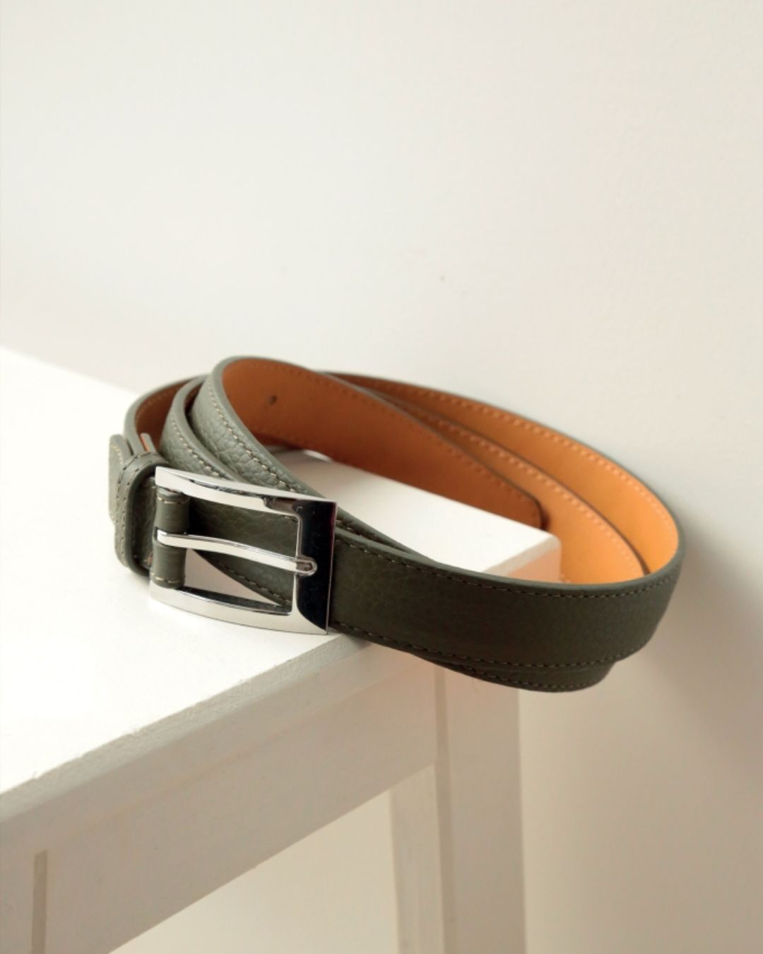 Notre ceinture Arôme en cuir façon vigogne kaki vu de face en ambiance.