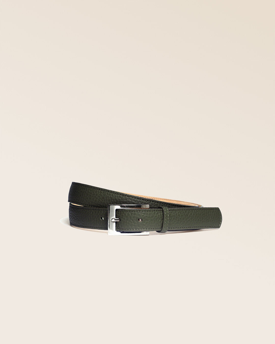 Notre ceinture Arôme en cuir façon vigogne kaki vu de face en studio.