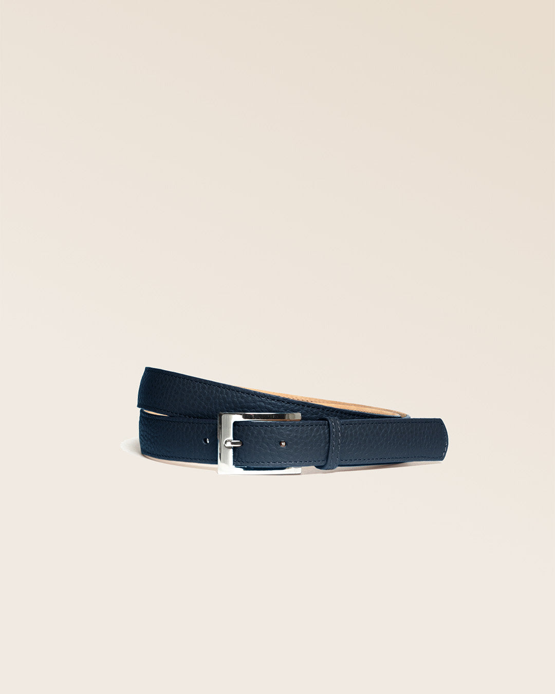 Notre ceinture Arôme en cuir façon vigogne bleu marine vu de face en studio.