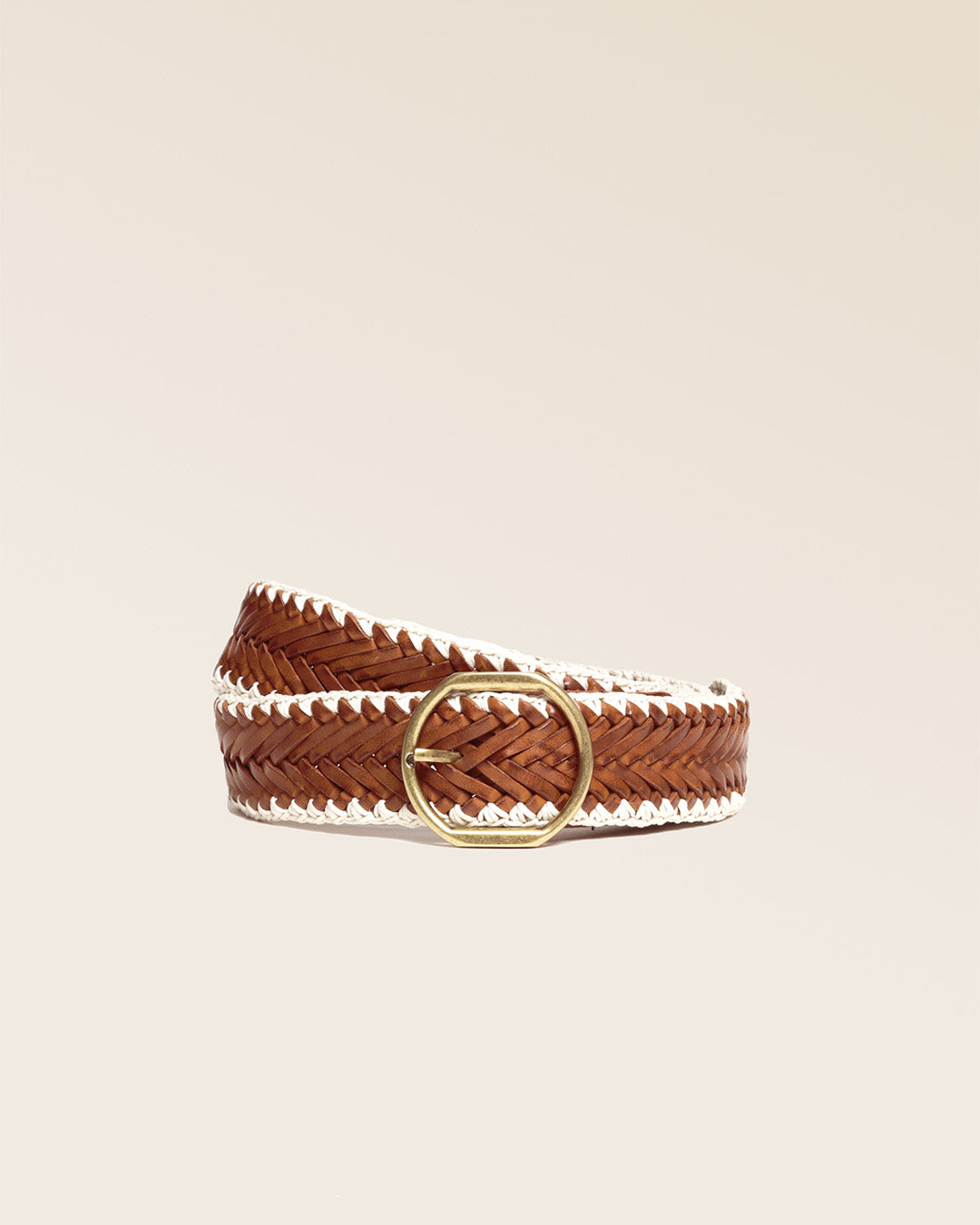 Notre ceinture Byblos en cuir végétal tressé fauve et sa boucle laiton vieilli vu de face en studio.