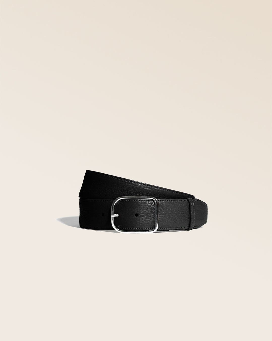 Notre ceinture James Renouard, en cuir façon vigogne noir, vue de face en studio.