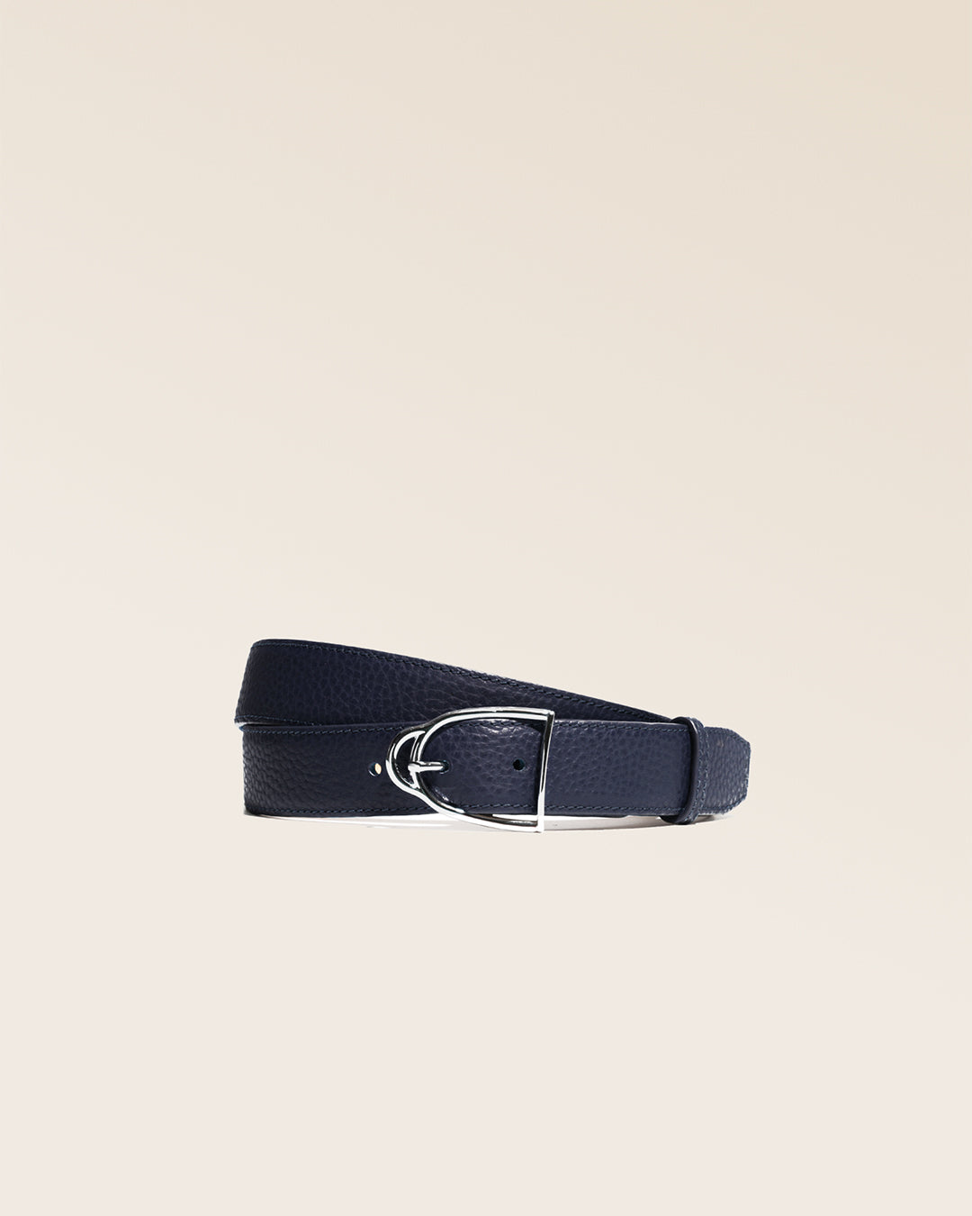 Notre ceinture Jockey Renouard, en cuir façon vigogne bleu marine, vue de face en studio.
