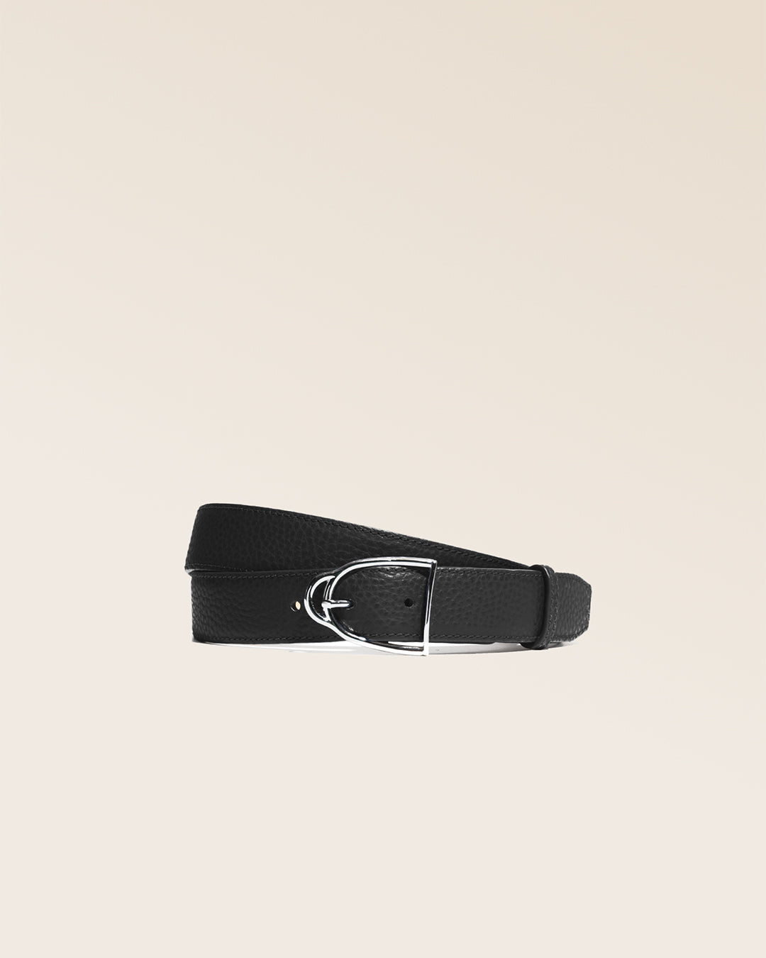 Notre ceinture Jockey Renouard, en cuir façon vigogne noir, vue de face en studio.