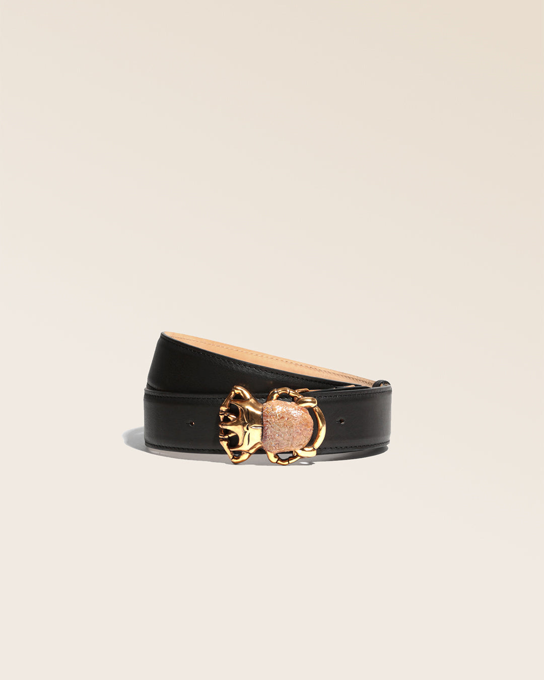 Notre ceinture Kayenne Renouard en cuir lisse noir, vue de face en studio.