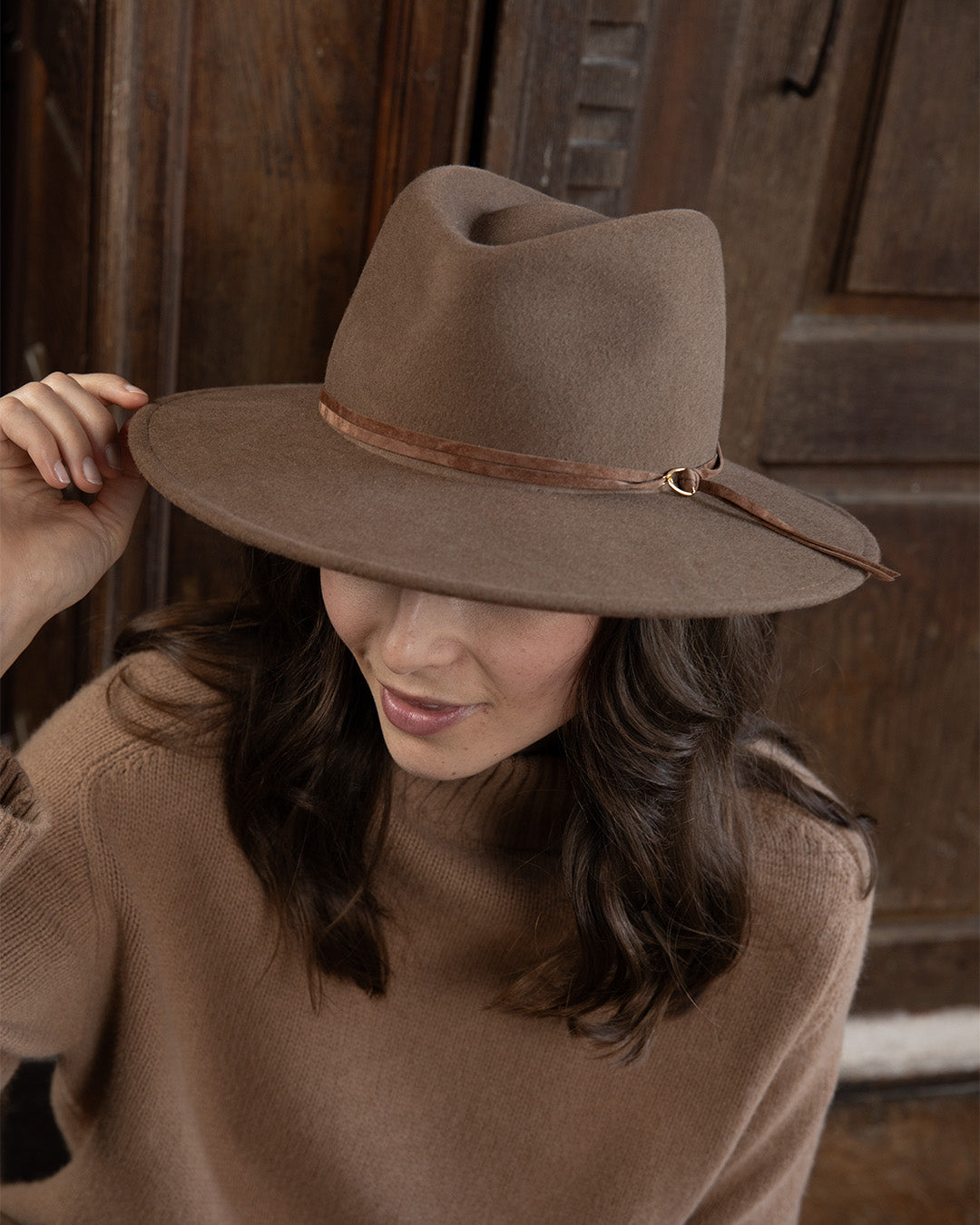 Notre chapeau Carmella Renouard en laine feutrée taupe, vu porté par notre mannequin.