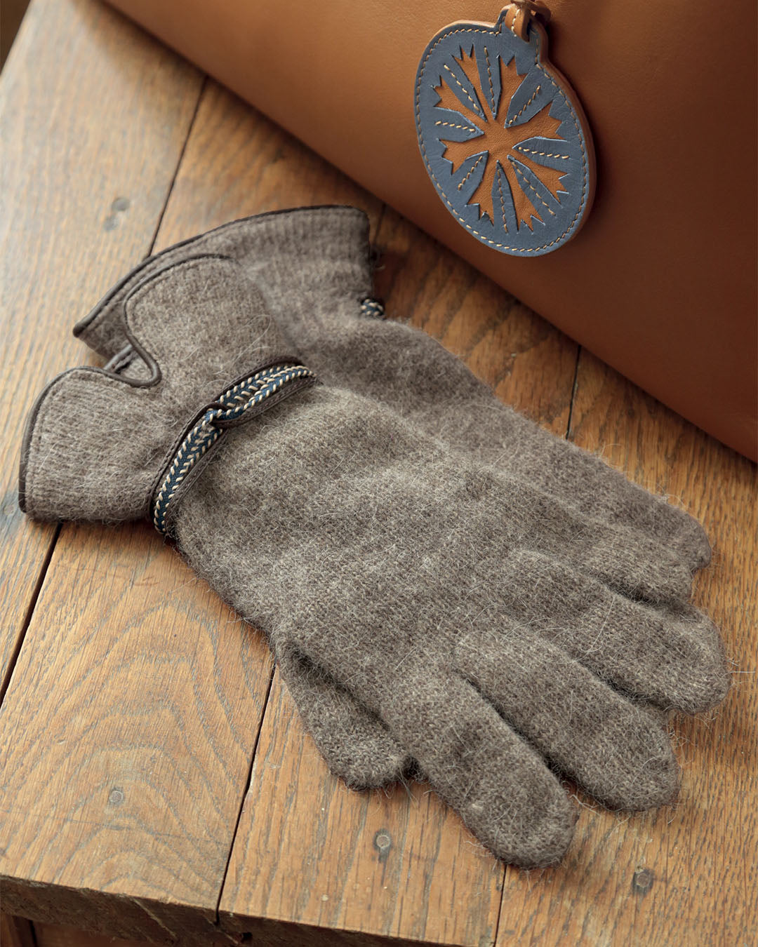 Nos gants Chamonix Renouard en laine taupe et cuir chocolat, vus en ambiance.