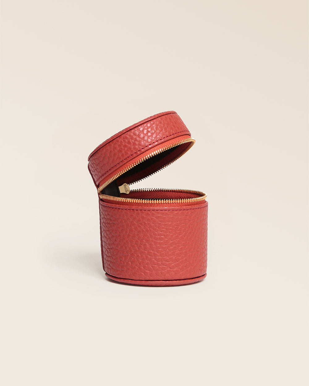 Notre coffret bague Renouard en cuir façon vigogne terracotta, vu de face ouvert en studio.