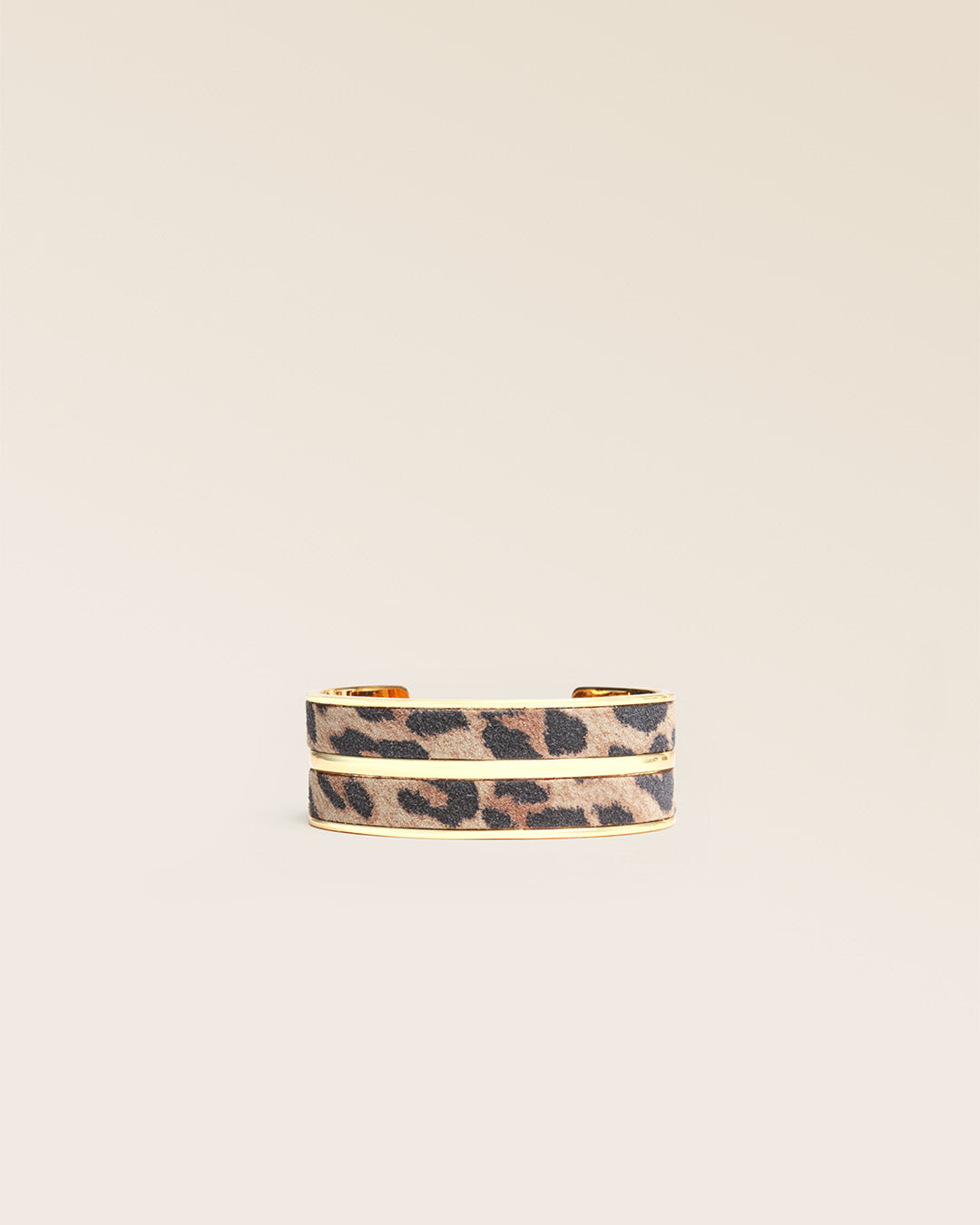 Notre bracelet Adeline en cuir veau velours léopard vu de face en studio.