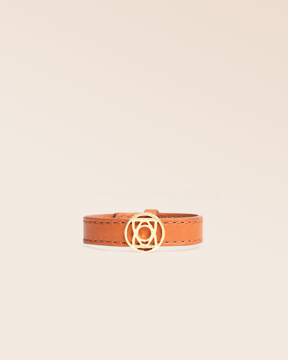 Notre bracelet Alezan en cuir vintage camel et accessoire doré vu de face en studio.