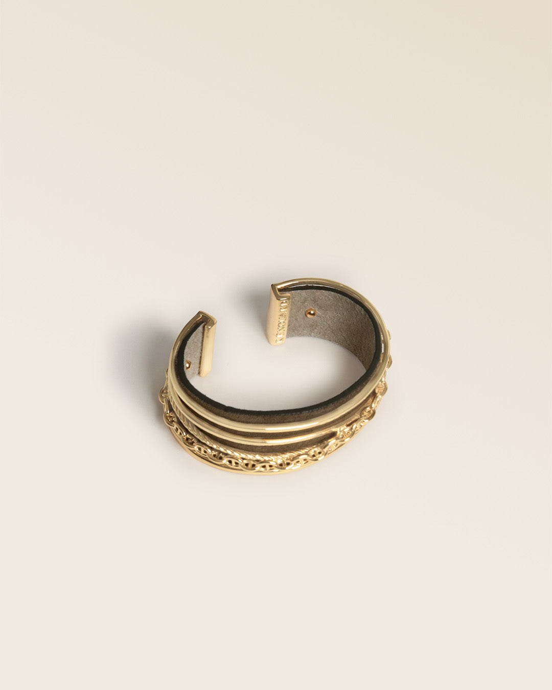 Notre bracelet Dolce Vita Renouard en cuir veau velours truffe et accessoire doré, vu de quart en studio.