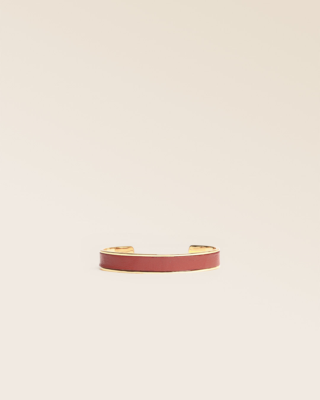 Notre bracelet Pacôme en cuir façon vigogne terracotta vu de face en studio.