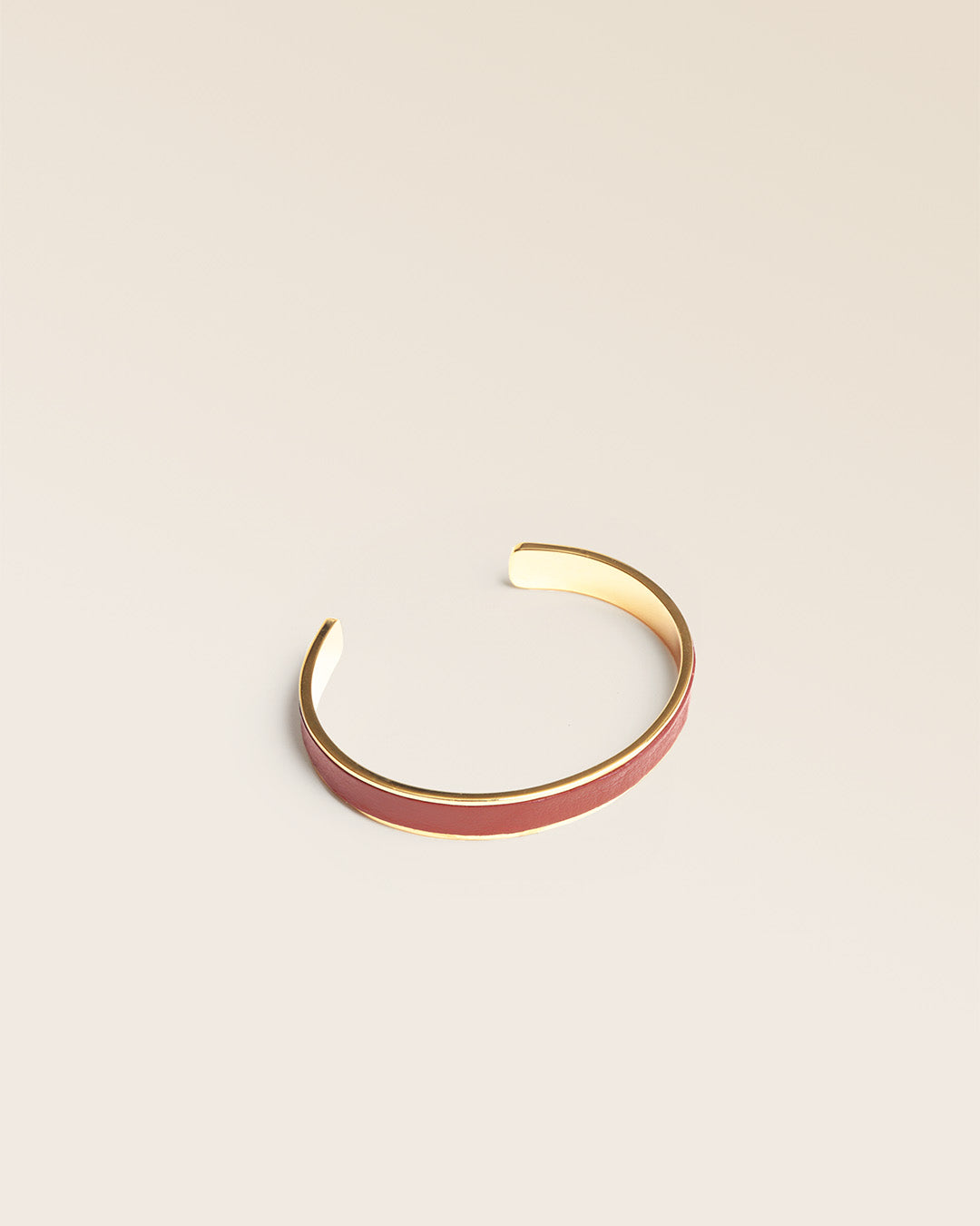 Notre bracelet Pacôme en cuir façon vigogne terracotta vu de quart en studio.
