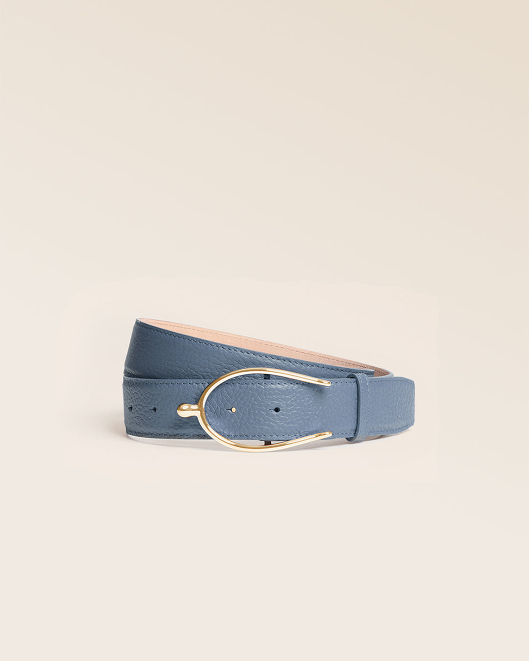 Notre ceinture Éperon Renouard, en cuir façon vigogne bleu cobalt, vue de face en studio.