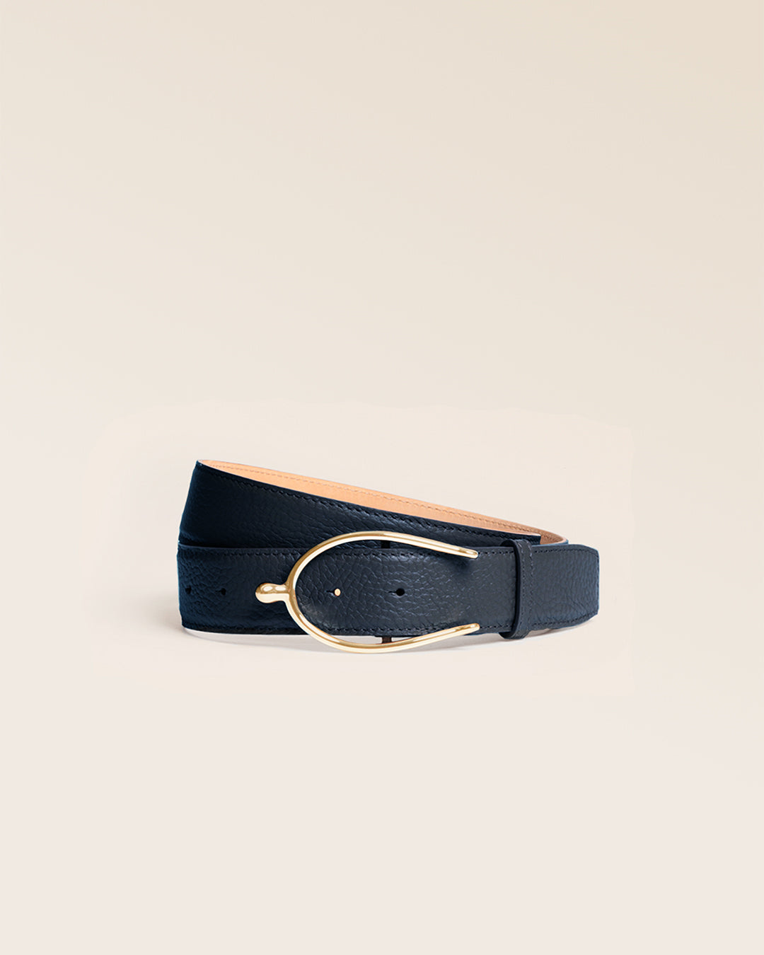 Notre ceinture Éperon Renouard, en cuir façon vigogne bleu marine, vue de face en studio.