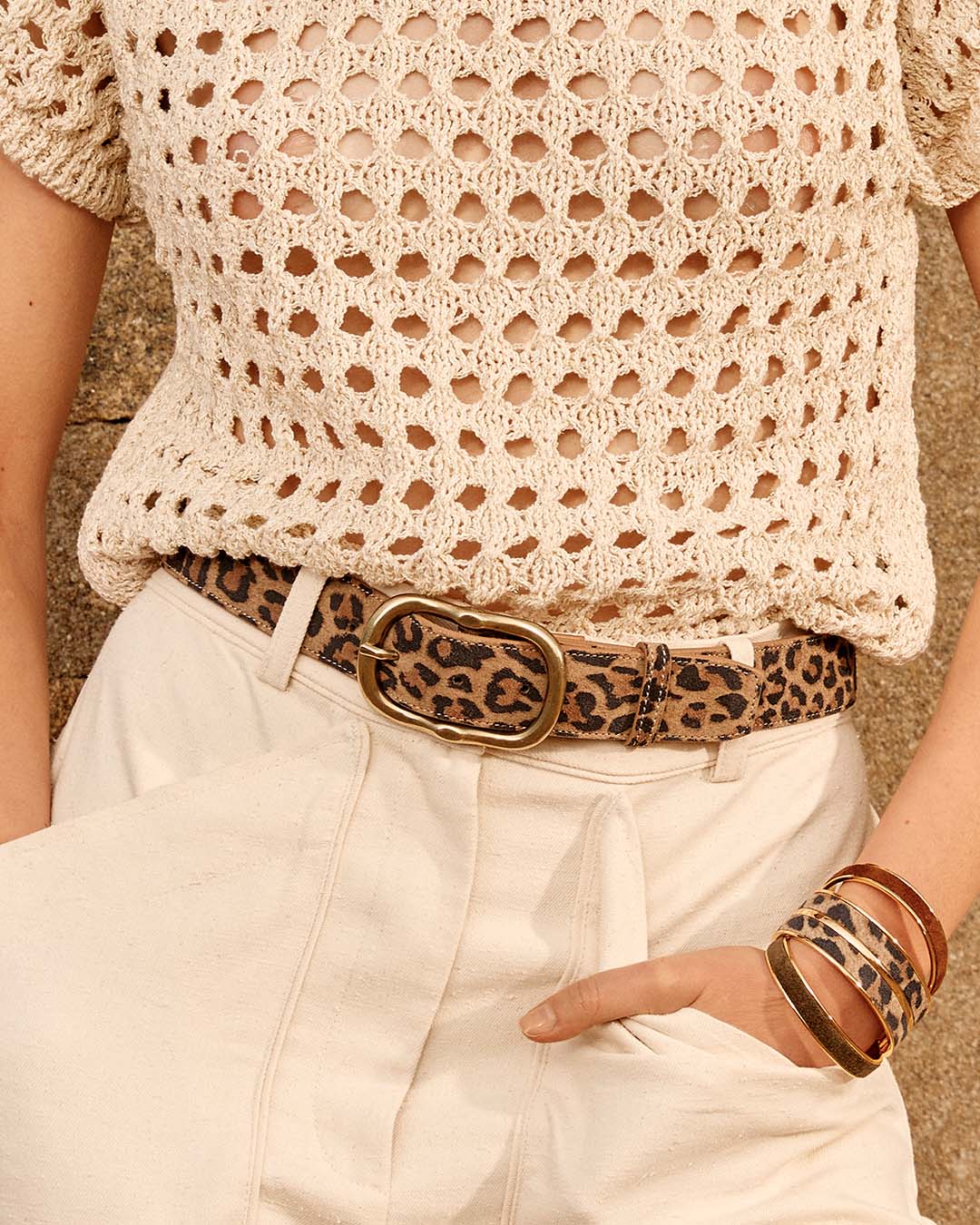 Notre ceinture Louison en cuir veau velours léopard vue portée par notre mannequin.