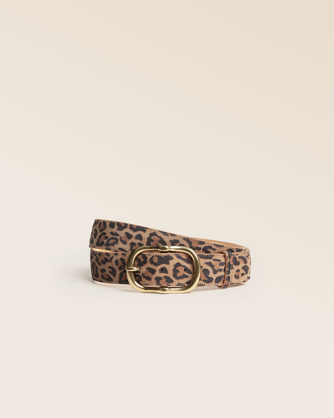 Notre ceinture Louison en cuir veau velours léopard vue de face en studio.