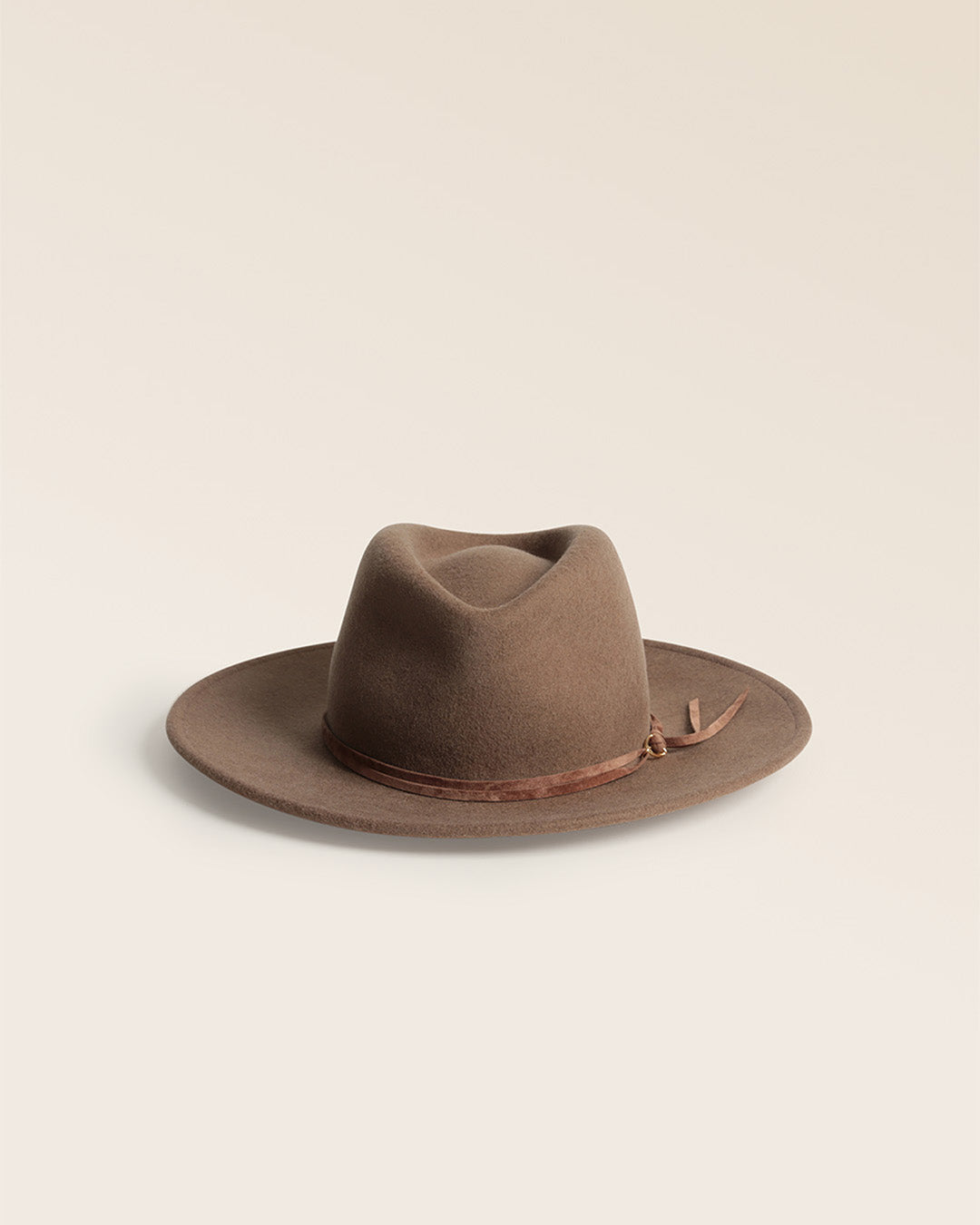 Notre chapeau Carmella Renouard en laine feutrée taupe, vu de face en studio.