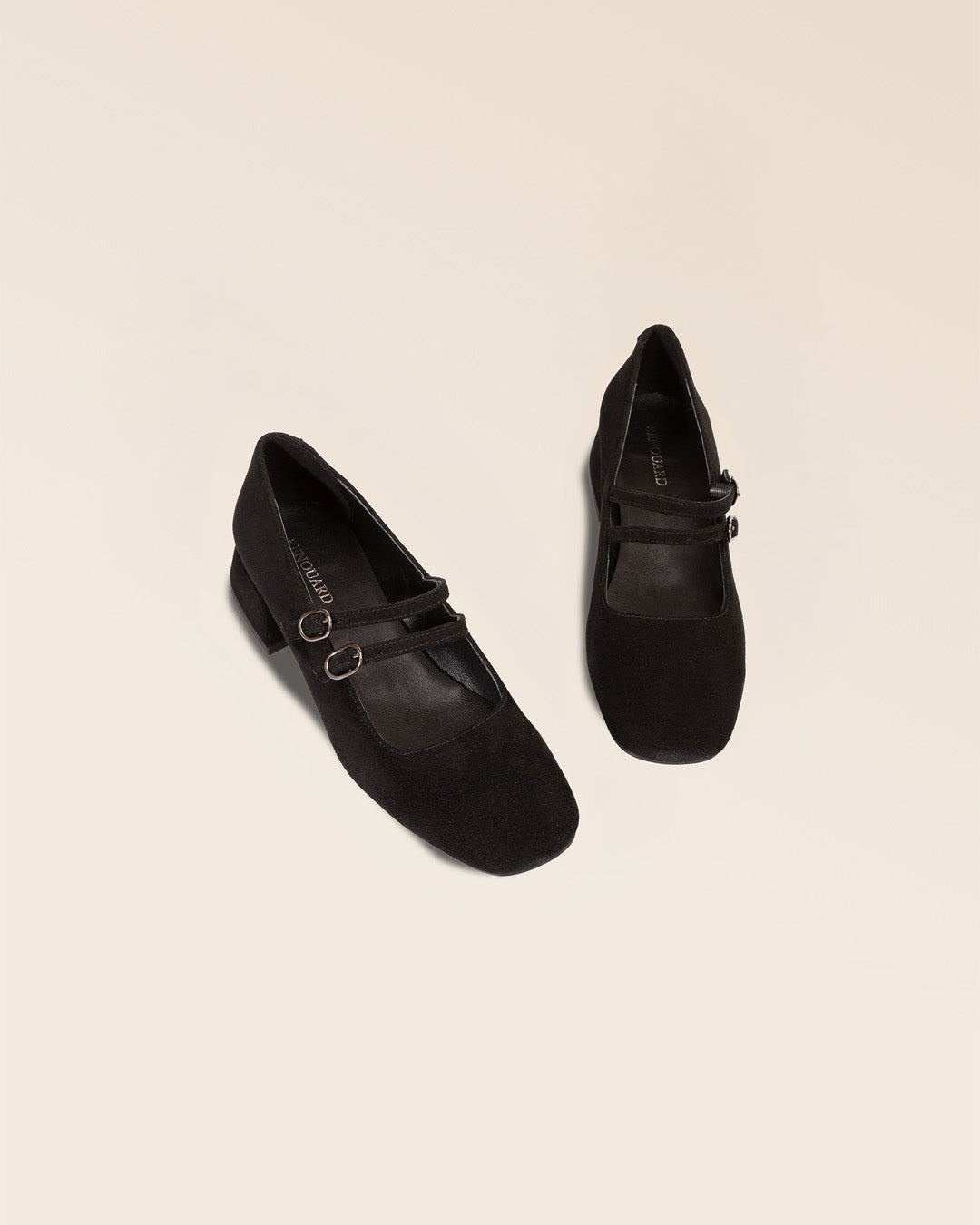 Nos babies Esmée Renouard en cuir nubuck noir et leur double bride sur le pied, vues en studio.