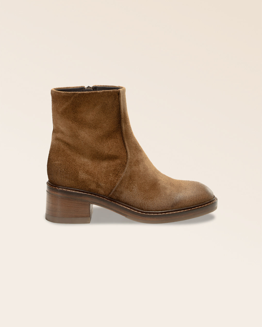 Nos boots Fanny Renouard en cuir nubuck fauve, vues de côté en studio.