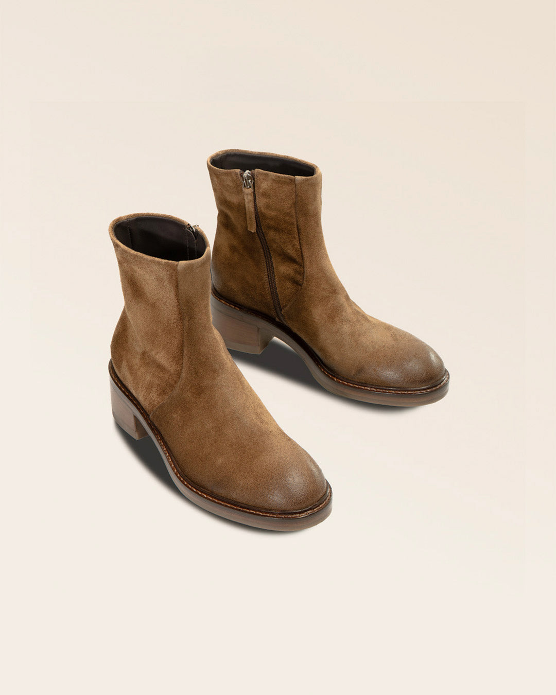 Nos boots Fanny Renouard en cuir nubuck fauve, vues en studio.