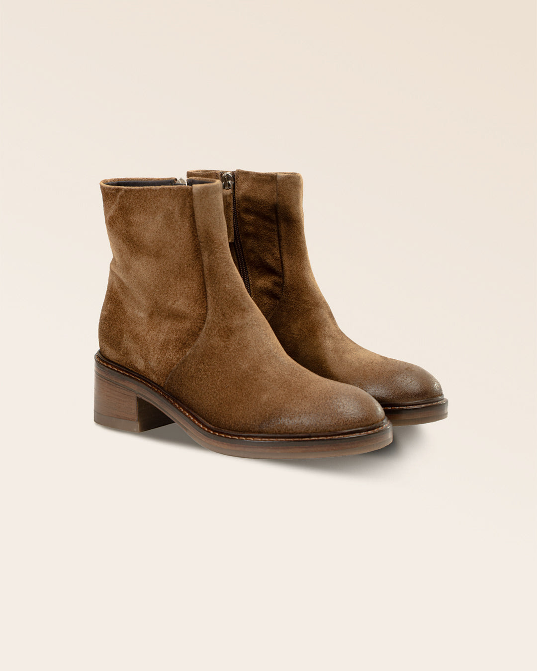 Nos boots Fanny Renouard en cuir nubuck fauve, vues de quart en studio.
