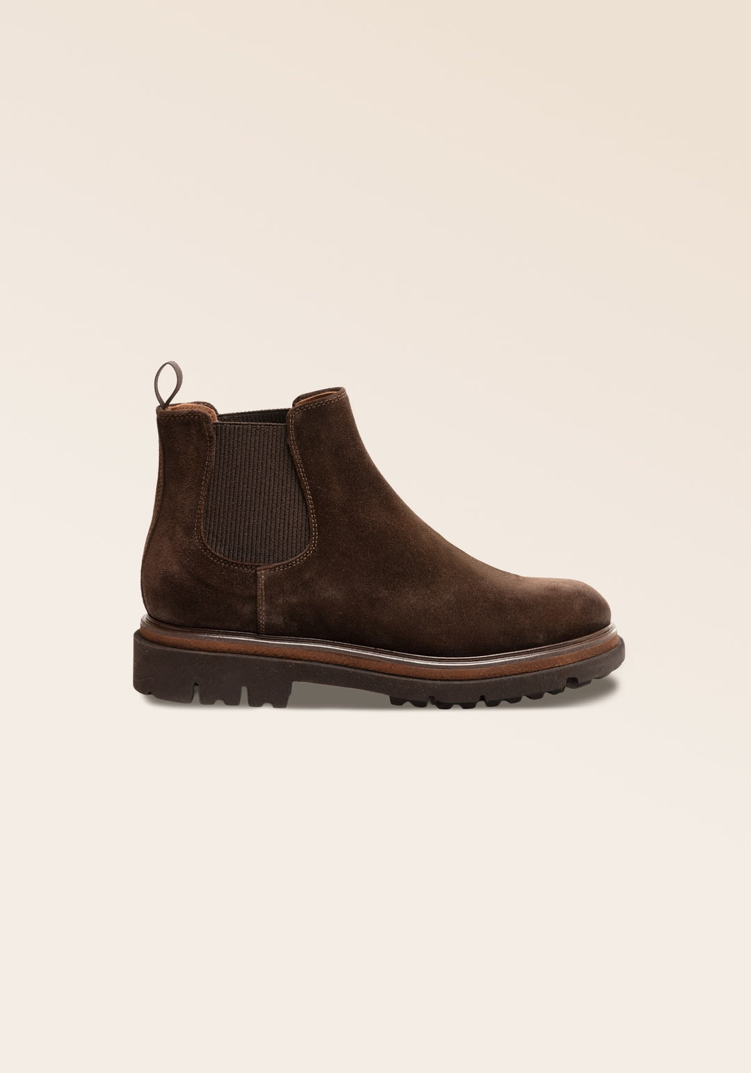 Nos boots Garrett Renouard en cuir nubuck chocolat, vues de côté en studio.