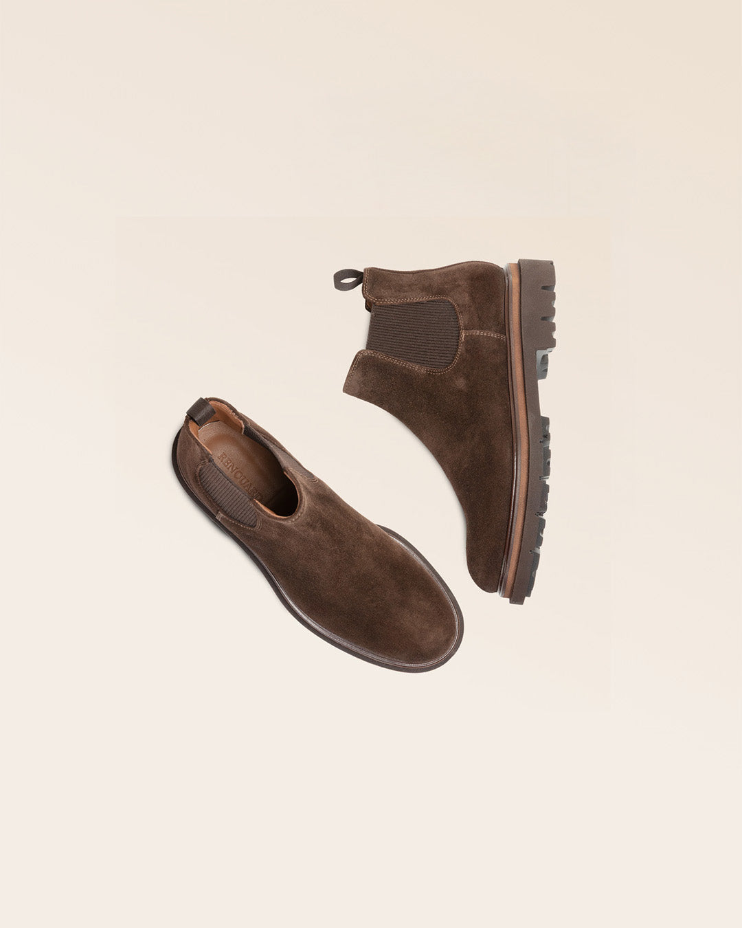 Nos boots Garrett Renouard en cuir nubuck chocolat, vues en studio.