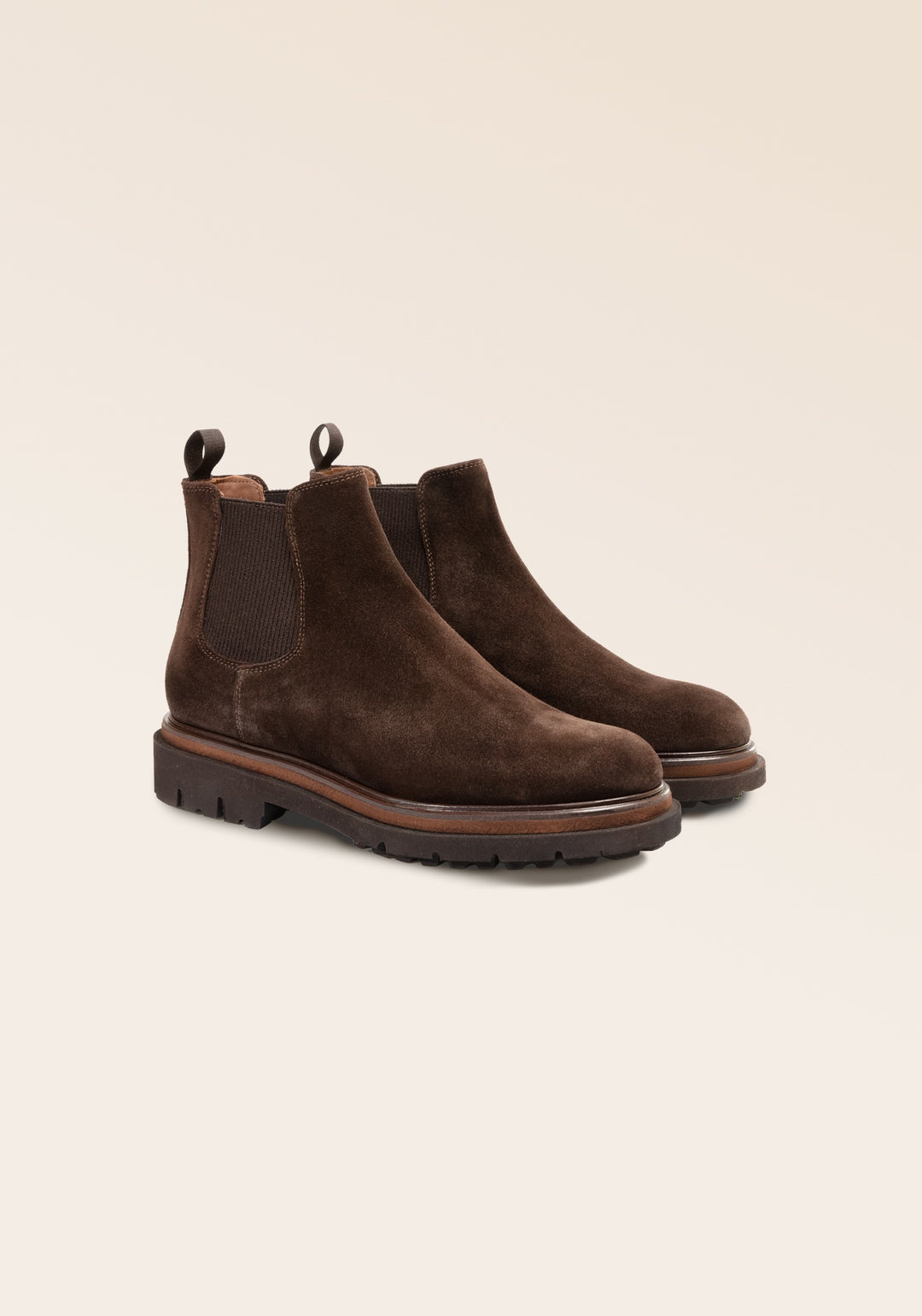 Nos boots Garrett Renouard en cuir nubuck chocolat, vues de quart en studio.
