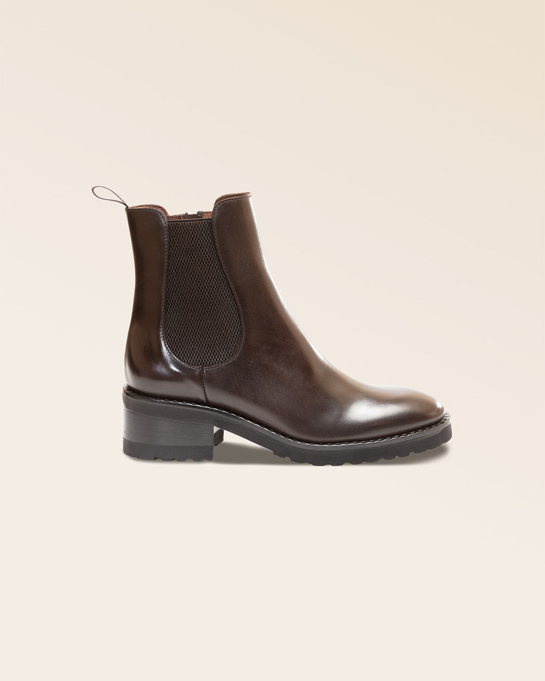 Nos boots Iris Renouard en cuir lisse chocolat, vues de côté en studio.