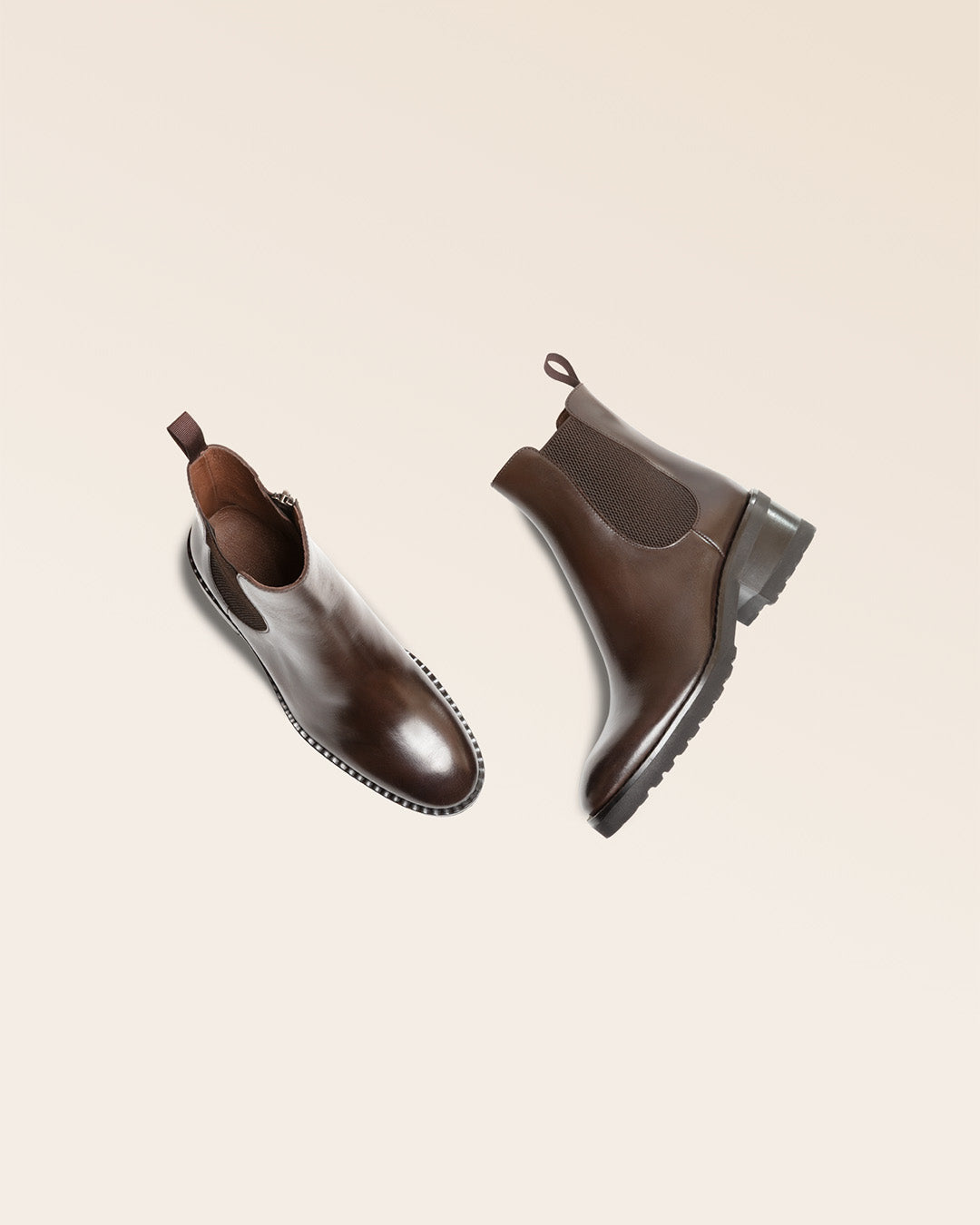 Nos boots Iris Renouard en cuir lisse chocolat, vues en studio.