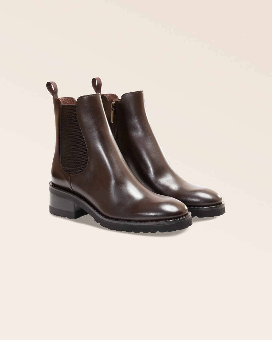 Nos boots Iris Renouard en cuir lisse chocolat, vues de quart en studio.