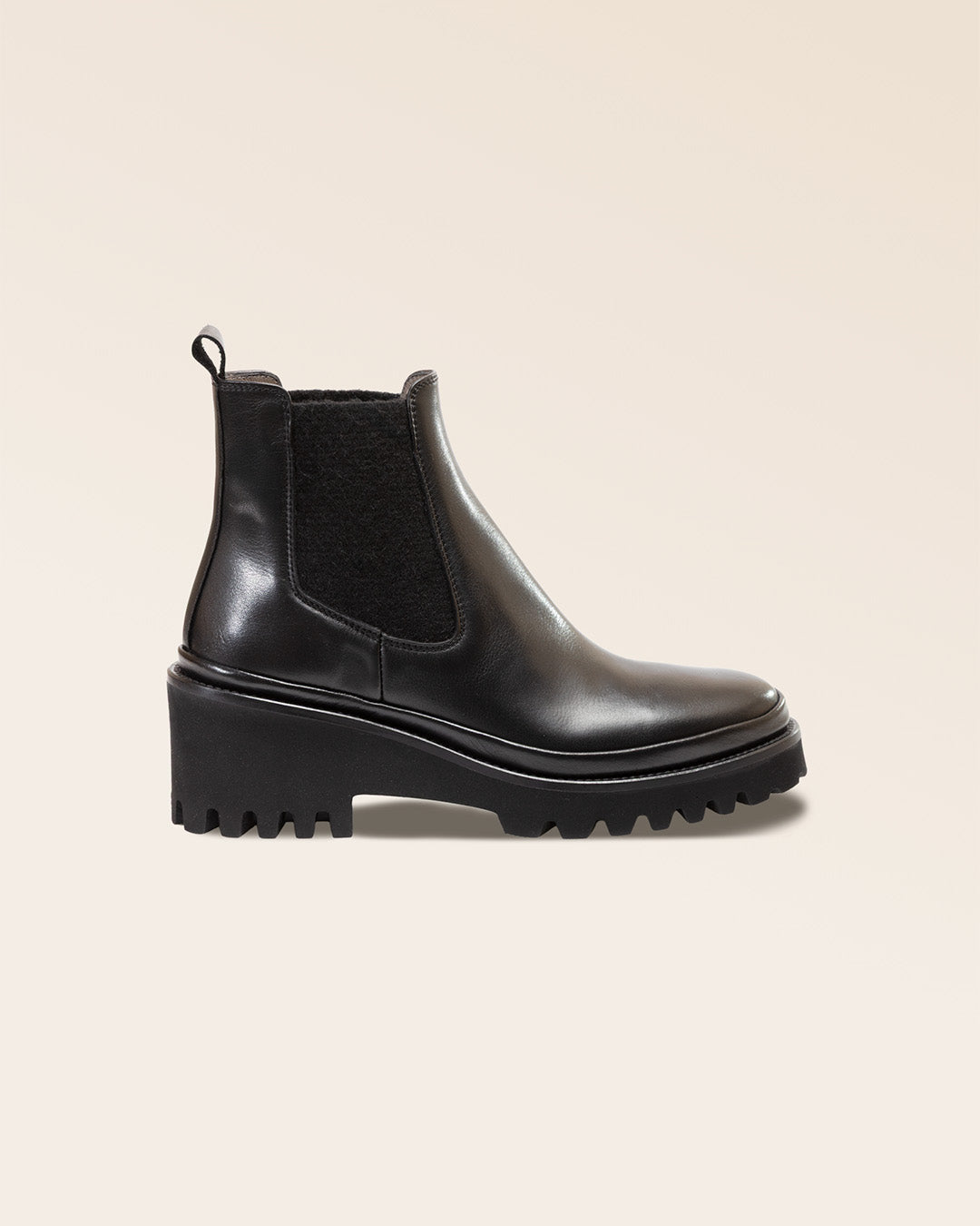 Nos boots Luna Renouard en cuir lisse noir, vues de côté en studio.