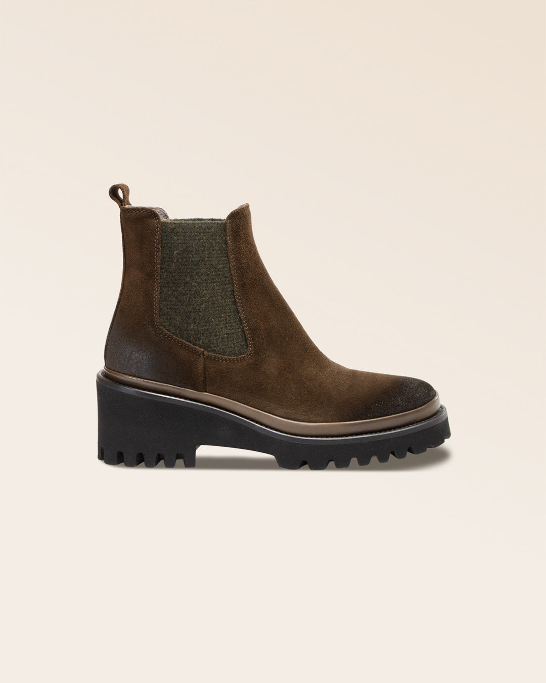 Nos boots Luna Renouard en cuir nubuck kaki, vues de côté en studio.