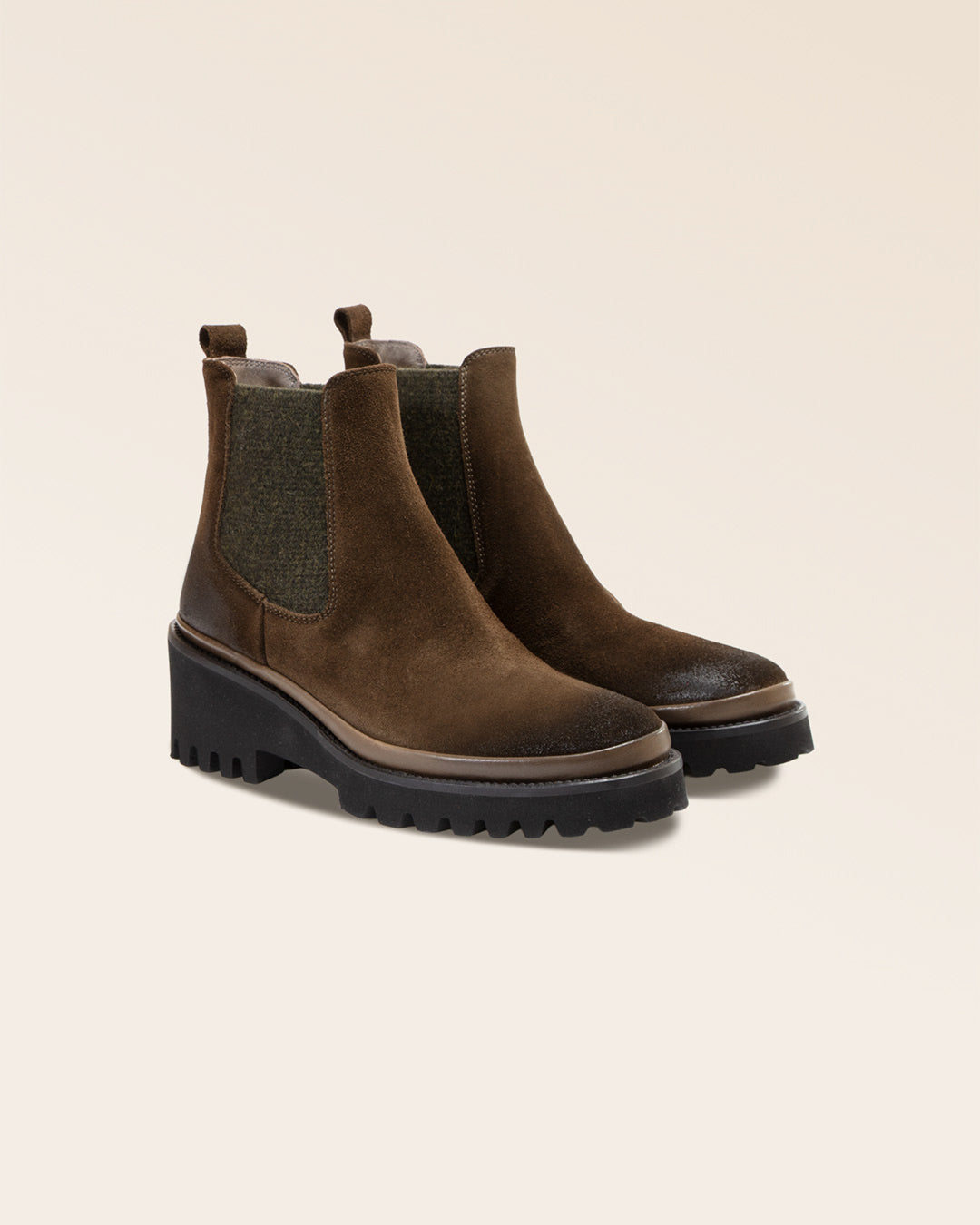 Nos boots Luna Renouard en cuir nubuck kaki, vues de quart en studio.