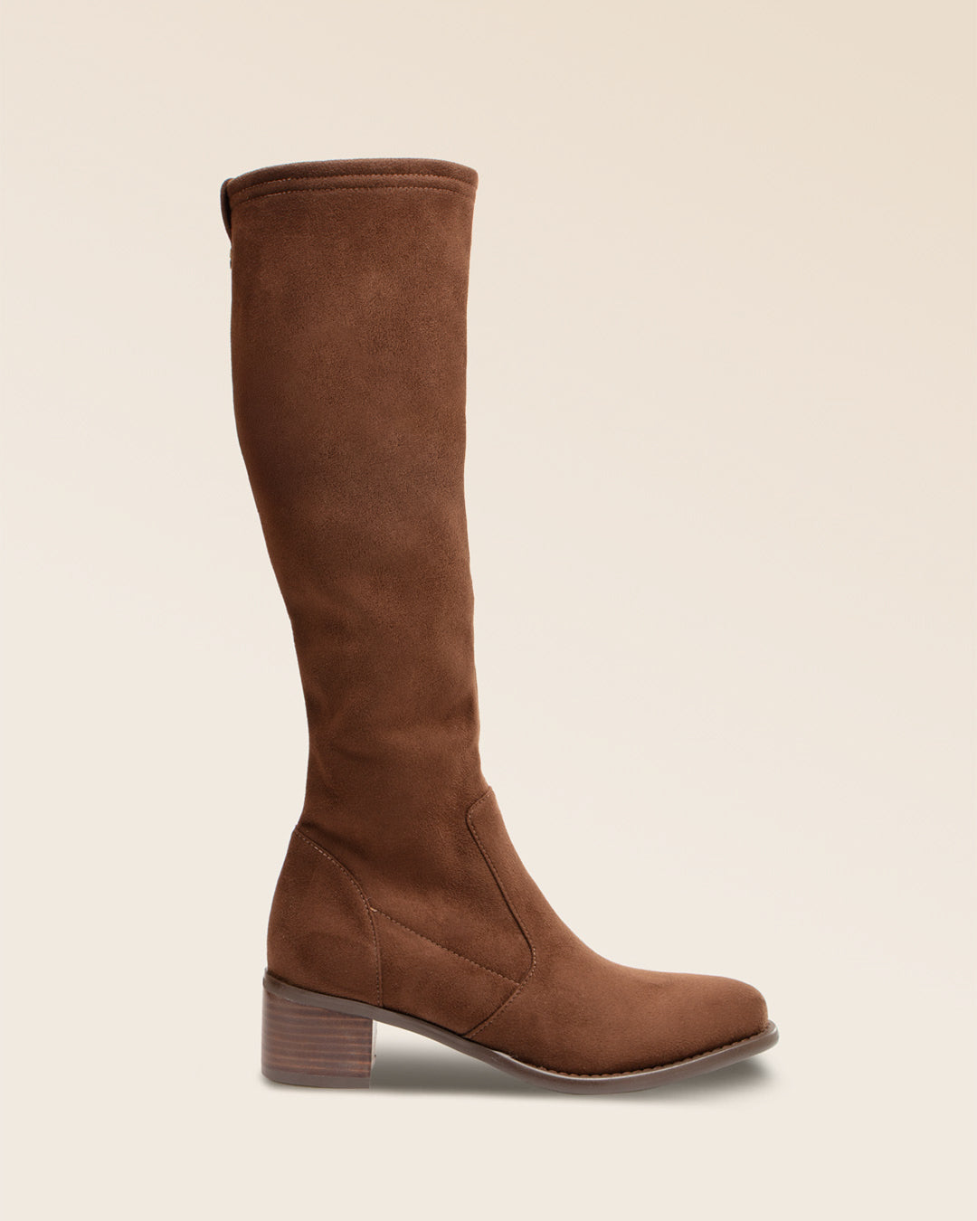 Nos bottes Adeline Renouard en cuir velours stretch marron, vues de côté en studio.
