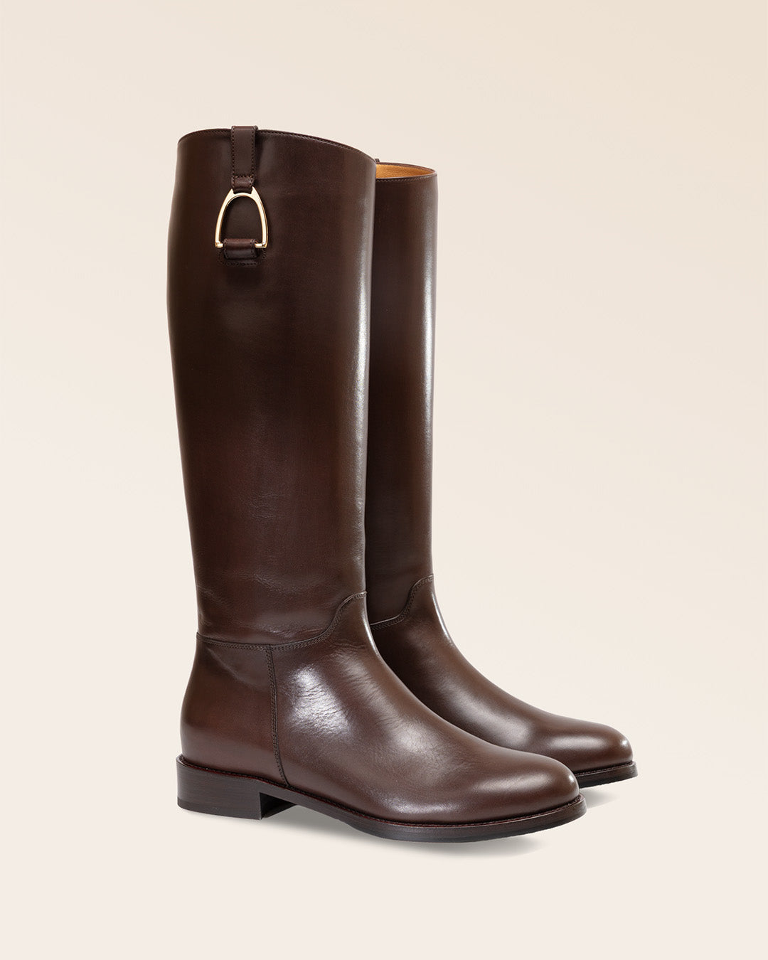 Nos bottes Horse Renouard en cuir de veau lisse chocolat, vues de quart en studio.
