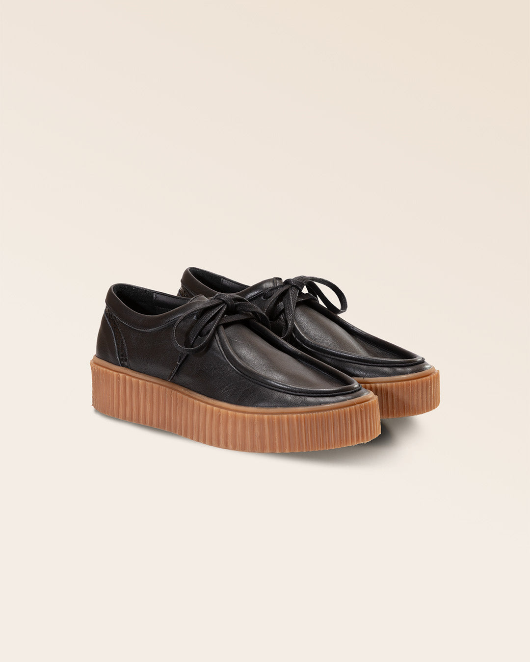 Nos derbies Thessa Renouard en cuir lisse noir, vues de quart en studio.