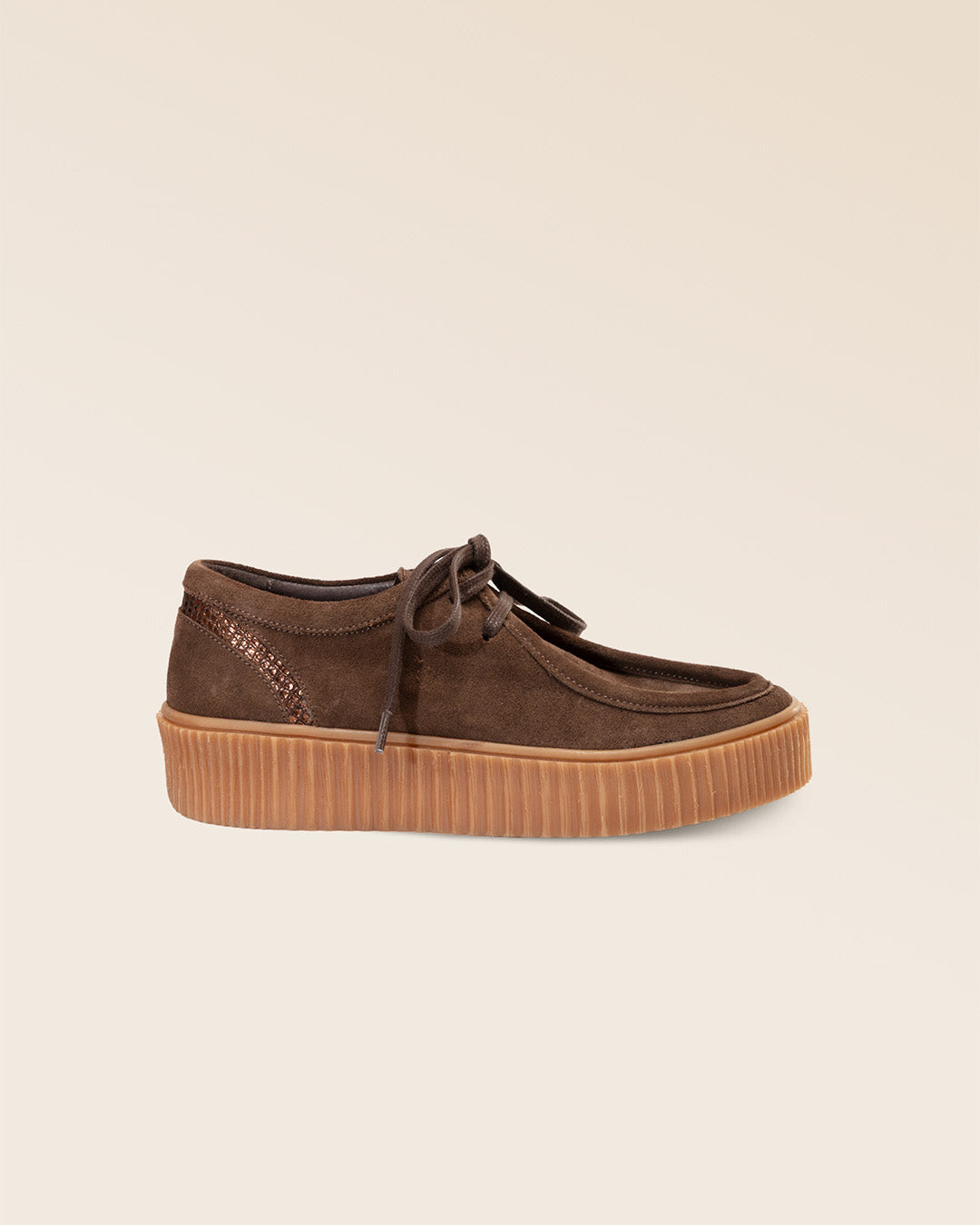 Nos derbies Thessa Renouard en cuir nubuck chocolat, vues de côté en studio.