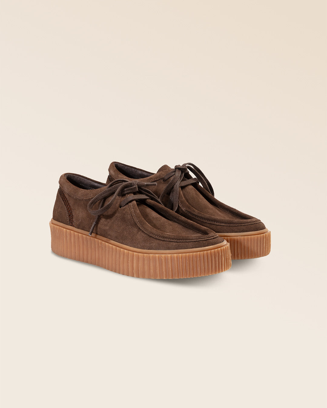 Nos derbies Thessa Renouard en cuir nubuck chocolat, vues de quart en studio.