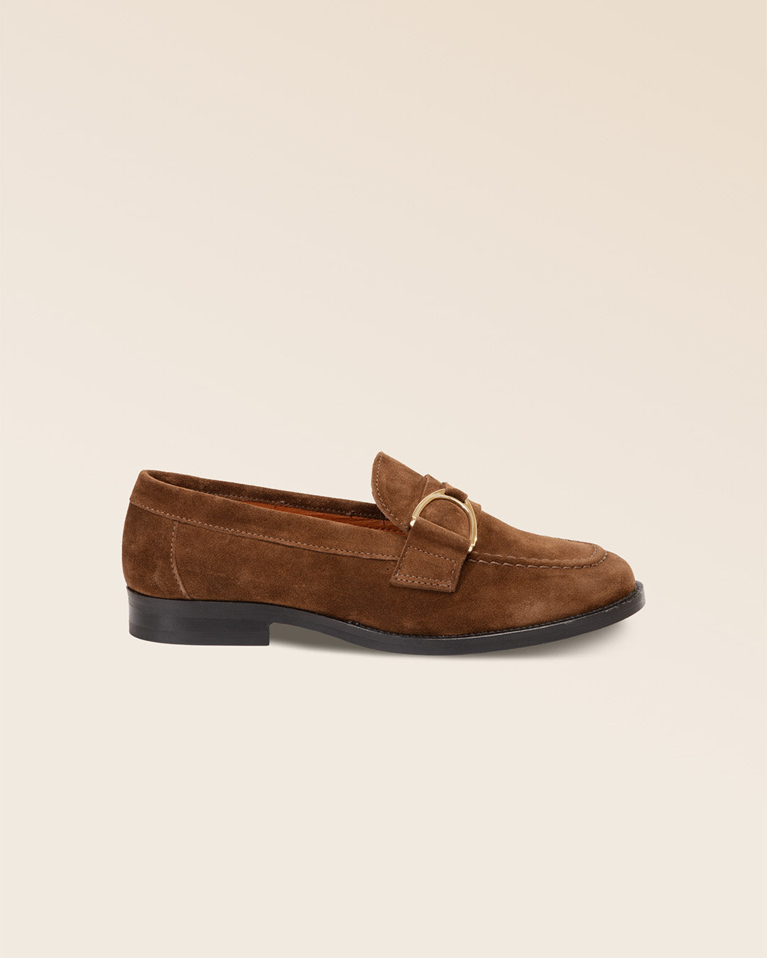 Nos mocassins Mascotte Renouard en cuir nubuck fauve, vus de côté en studio.