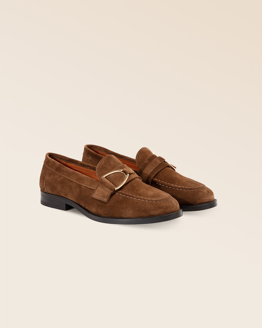 Nos mocassins Mascotte Renouard en cuir nubuck fauve, vus de quart en studio.