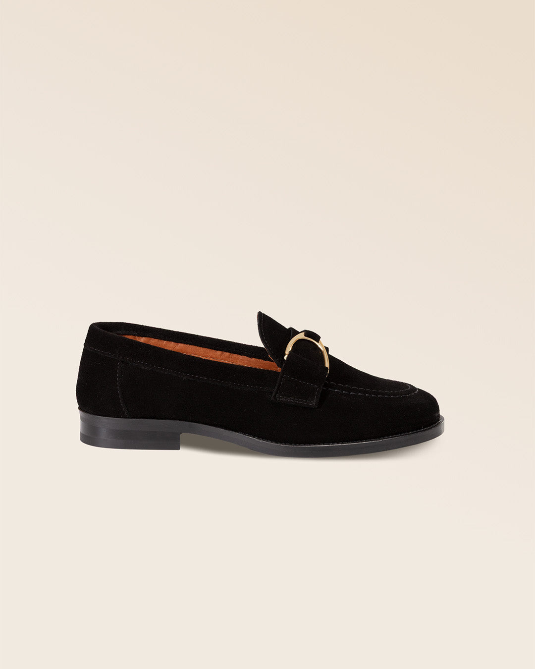 Nos mocassins Mascotte Renouard en cuir nubuck noir, vus de côté en studio.