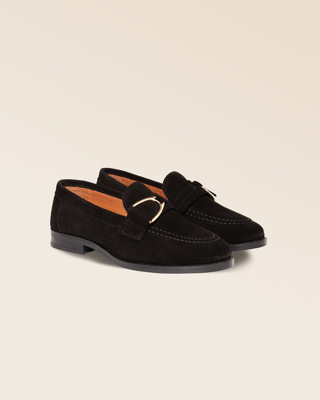 Nos mocassins Mascotte Renouard en cuir nubuck noir, vus de quart en studio.